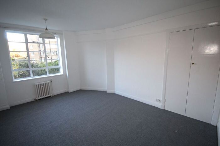 2 Bedroom Flat To Rent In Furze Hill, Hove, BN3