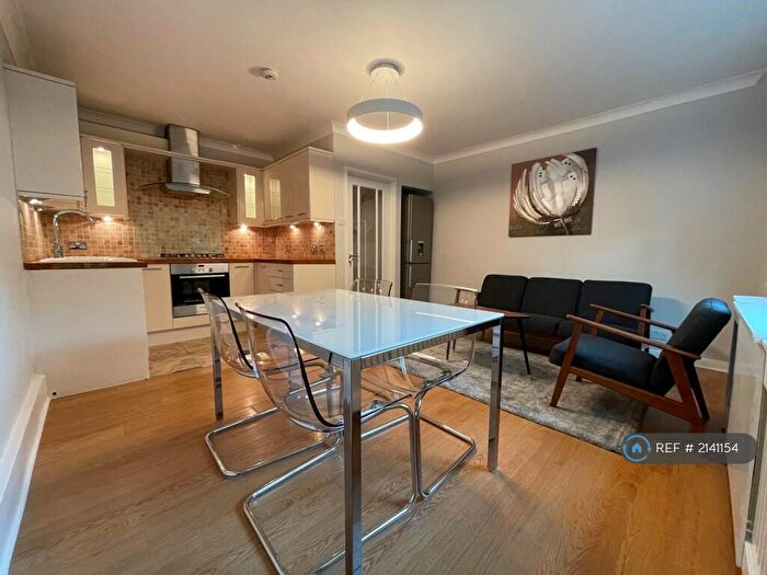 3 Bedroom Maisonette To Rent In Columba House, London, SE14