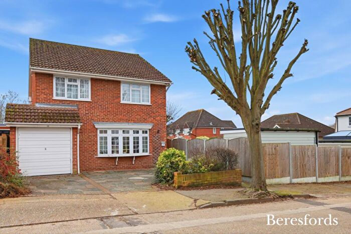 4 Bedroom Detached House For Sale In Plough Rise, Upminster, RM14