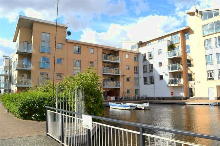 3 Bedroom Apartment For Sale In Lockside Marina, Chelmsford, CM2