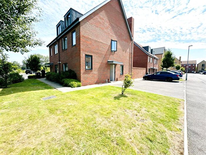 3 Bedroom Semi Detached House For Sale In Imperial Way, Reading, RG2