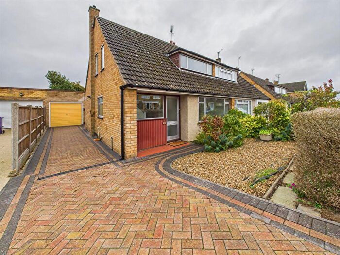 3 Bedroom Bungalow To Rent In Grovelands Avenue, Hitchin, SG4