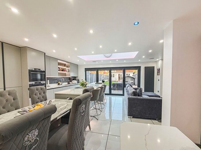 3 Bedroom Semi-detached House For Sale In The Oval, Smethwick, West Midlands, B67