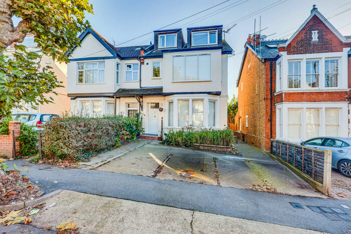 1 Bedroom Flat To Rent In Manor Road, Westcliff-on-Sea, SS0