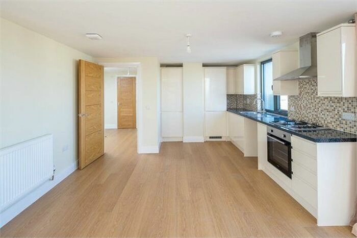 3 Bedroom Flat To Rent In High Road, Ilford, IG1