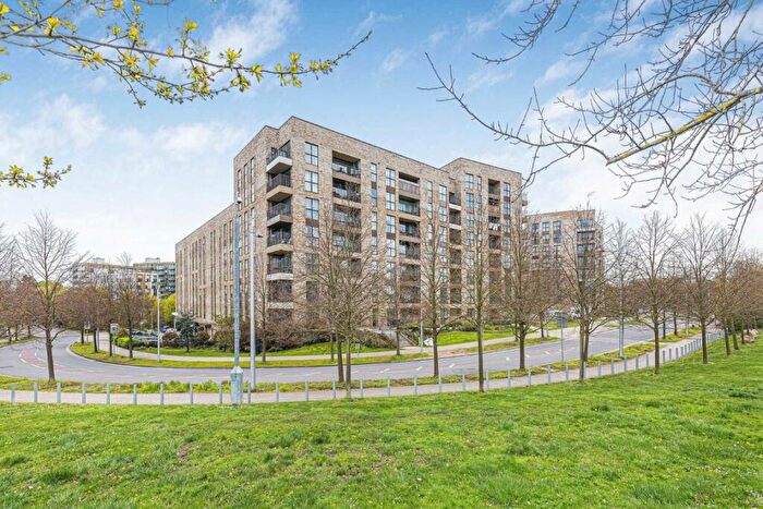 2 Bedroom Flat To Rent In Lakeside Drive, Acton, NW10