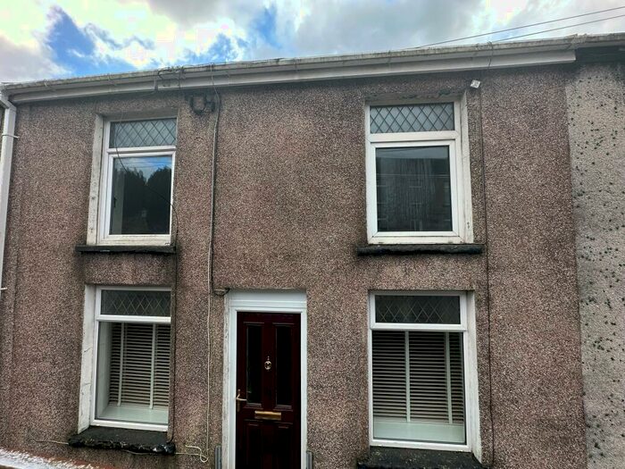2 Bedroom House To Rent In High Street, Glynneath, SA11