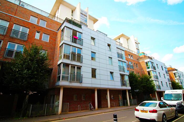 2 Bedroom Flat To Rent In Cross Street, PO1