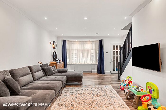 2 Bedroom Terraced House To Rent In River Avenue, Hoddesdon, EN11