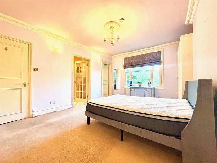 Studio To Rent In Barclay Road, London, SW6