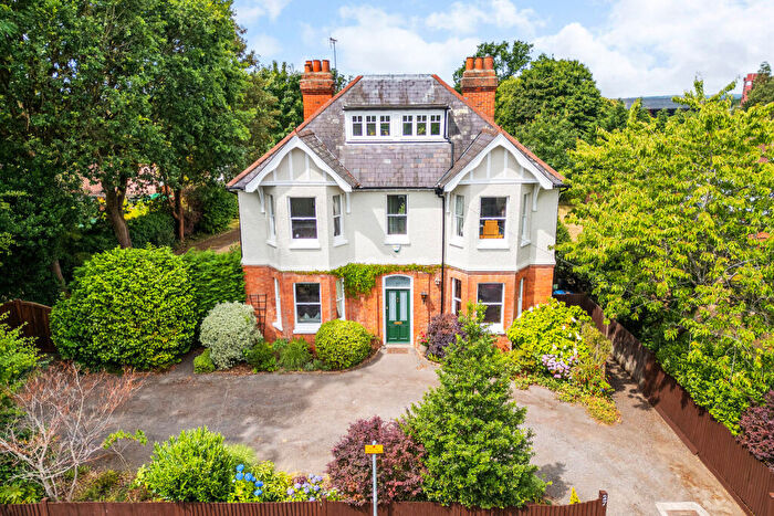 6 Bedroom Detached House For Sale In Church Avenue, Farnborough, GU14