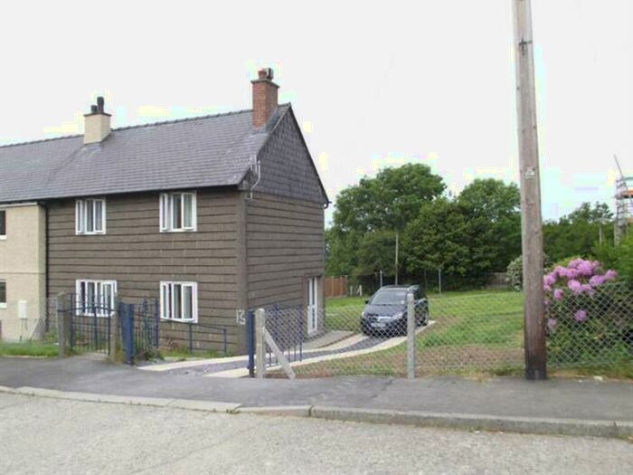 3 Bedroom Semi-Detached House To Rent In Maes Gwylfa, Clwt-y-Bont, LL55