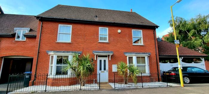 6 Bedroom House To Rent In Salisbury Hall Drive, Hatfield, AL10