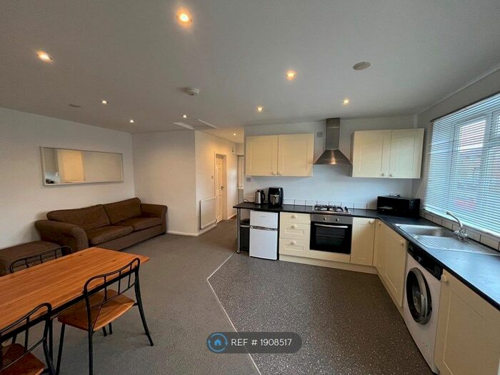 3 Bedroom Bungalow To Rent In Crutchley Way, Whitnash, Leamington Spa, CV31