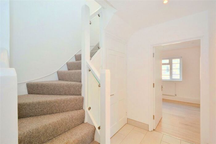 3 Bedroom Flat To Rent In Devon House, - Upper Street, Islington, London, N1