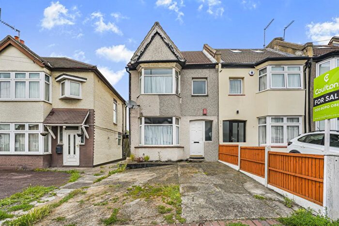 3 Bedroom End Of Terrace House For Sale In Hall Lane, Chingford, E4