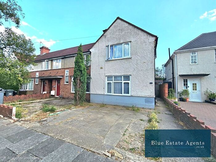 3 Bedroom Semi Detached House For Sale In The Alders, Hounslow, TW5