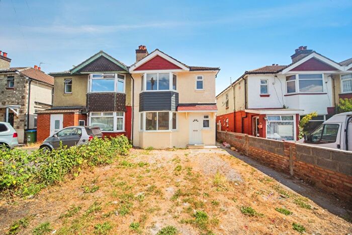 3 Bedroom Semi Detached House For Sale In Primrose Road, Bassett Green, Southampton, Hampshire, SO16
