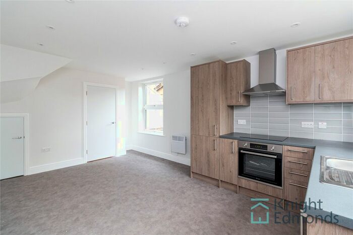 2 Bedroom Flat To Rent In Buckland Road, Maidstone, Kent, ME16