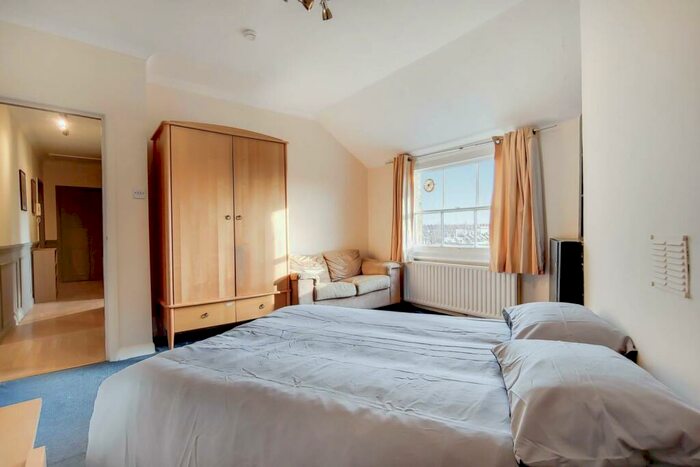 3 Bedroom Flat To Rent In Balham Hill, Balham, London, SW12