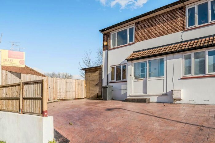 4 Bedroom Semi-Detached House To Rent In Howcroft Crescent, Finchley, N3