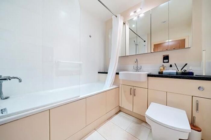 2 Bedroom Flat To Rent In Cumnor Hill, Oxford, OX2