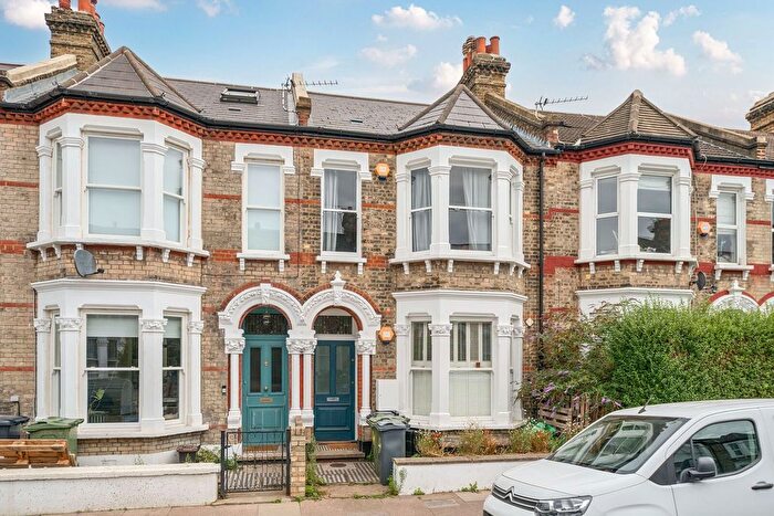 3 Bedroom Flat To Rent In Holmewood Road, Brixton Hill, London, SW2