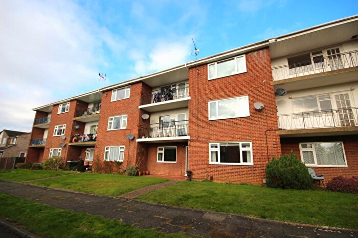 2 Bedroom Maisonette To Rent In Rowan Close, St. Albans, Hertfordshire, AL4