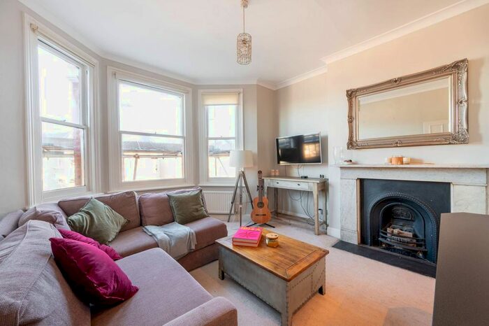 2 Bedroom Flat To Rent In St Quintin Avenue, North Kensington, London, W10