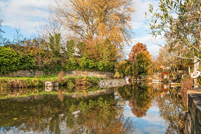 3 Bedroom Terraced House For Sale In Elgar Road, Reading, Berkshire, RG2