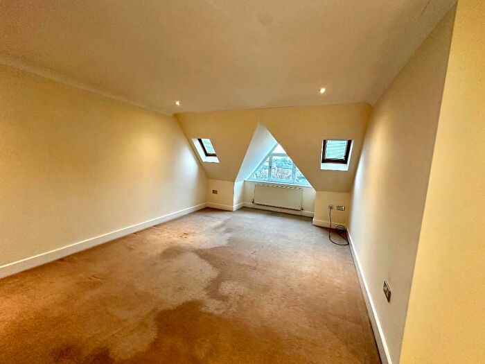 2 Bedroom Flat To Rent In Stanley Road, Bromley, Kent, BR2
