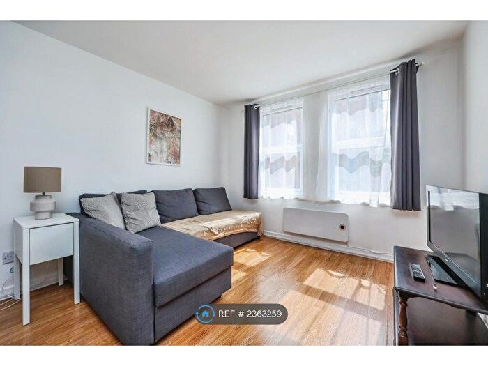 2 Bedroom Flat To Rent In Derwent Court, Nottingham, NG7
