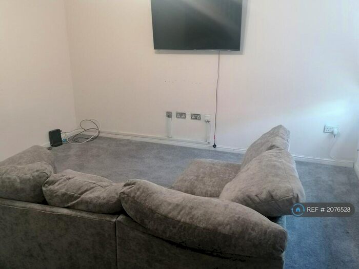 3 Bedroom Terraced House To Rent In Spinning Grove, Bolton, BL1