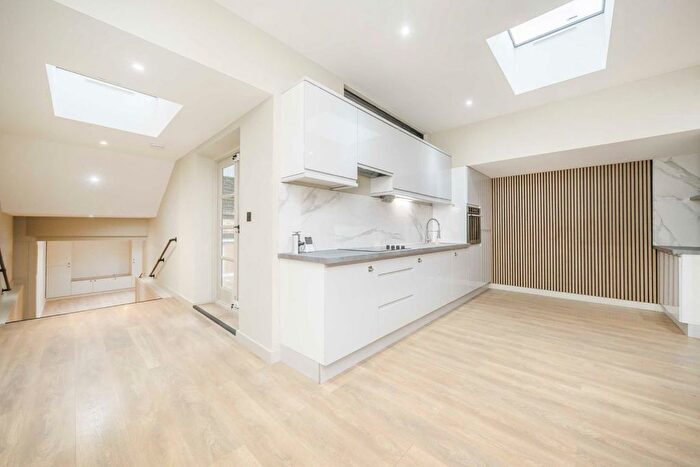 2 Bedroom Maisonette To Rent In Gloucester Road, London, W3