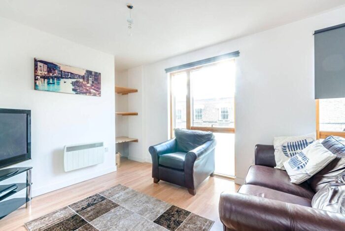 2 Bedroom Flat To Rent In Oyster Court, Elephant And Castle, London, SE17