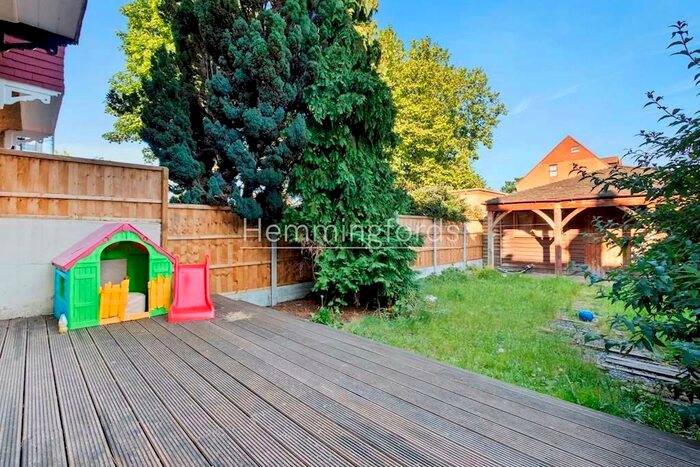 2 Bedroom Apartment To Rent In Broomfield Avenue, Palmers Green, N13