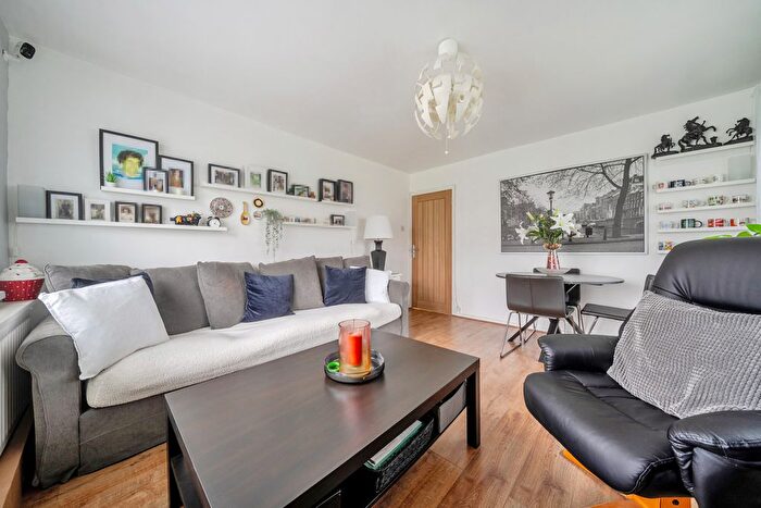 2 Bedroom Flat For Sale In Snelling Avenue, Northfleet, Gravesend, DA11