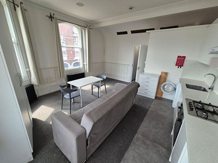 2 Bedroom Flat To Rent In Green Lanes, London, N4