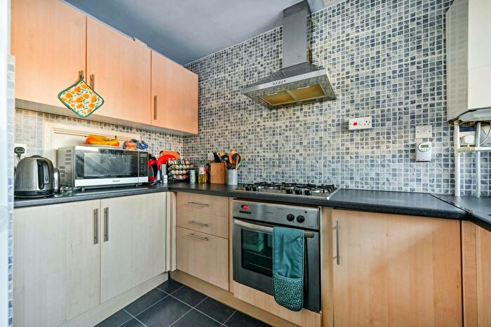 2 Bedroom Flat To Rent In Dolphin Close, Surbiton, KT6