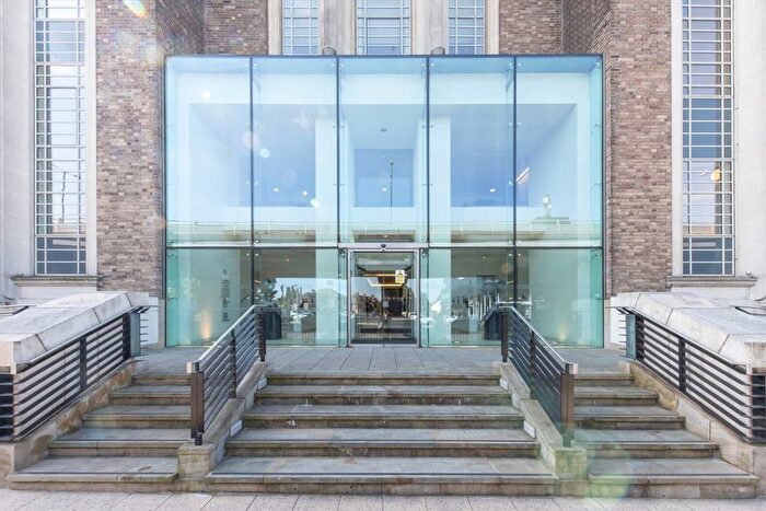 Studio To Rent In Great West Road, Brentford, TW8