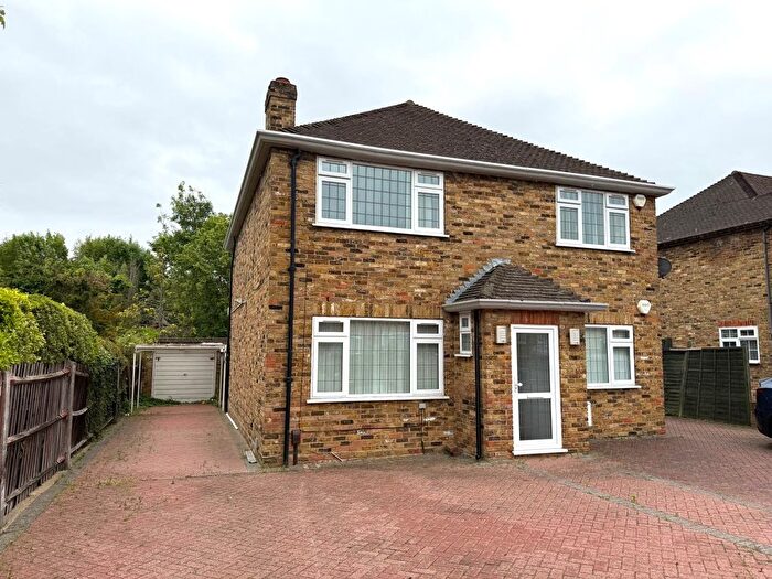 2 Bedroom Maisonette To Rent In Stuart Close, Uxbridge, UB10