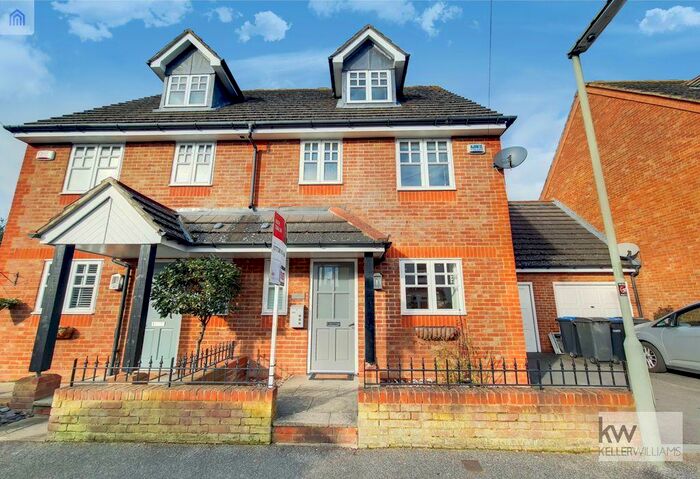 4 Bedroom Terraced House To Rent In Queen Street, Chertsey, Surrey, KT16