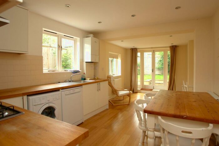 2 Bedroom Apartment To Rent In Derwent Grove, East Dulwich, London, SE22