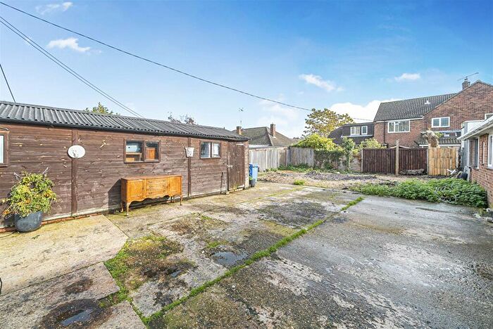 2 Bedroom Detached Bungalow For Sale In Cranford Park Drive, Yateley, Hampshire, GU46