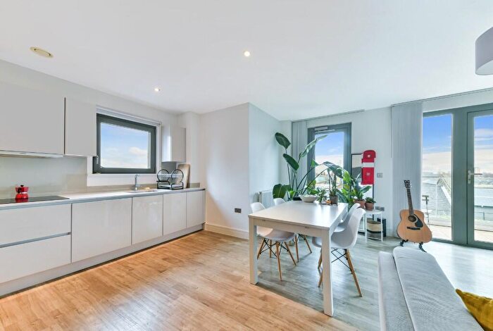 2 Bedroom Apartment To Rent In Ashwin Street, London, E8