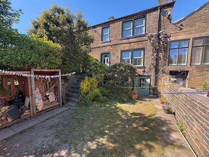 4 Bedroom Cottage For Sale In Nursery Road, Clayton, Bradford, BD14