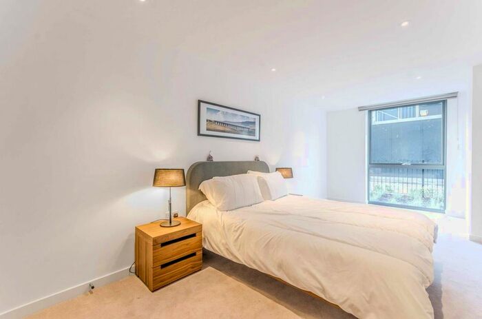 2 Bedroom Flat To Rent In Packington Square, Islington, London, N1