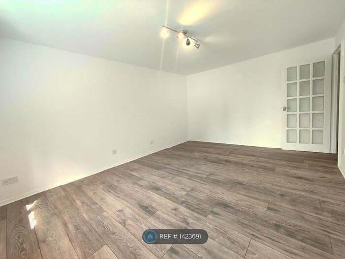 2 Bedroom Flat To Rent In Britten Court, London, E15