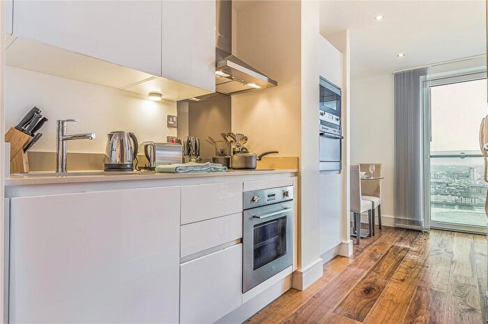 Apartment To Rent In Duckman Tower, Lincoln Plaza, Canary Wharf, London, E14