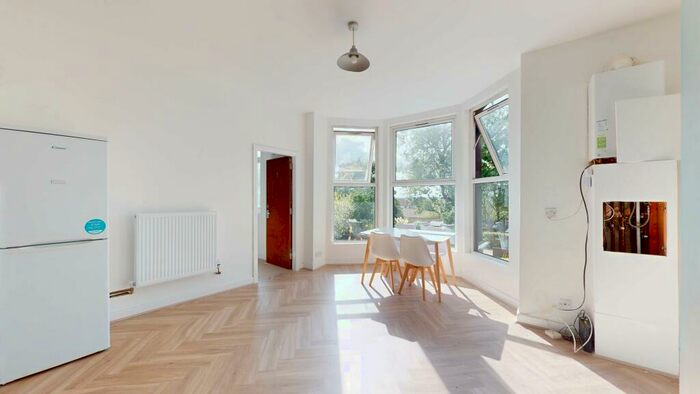 3 Bedroom Flat To Rent In Moorland Avenue, Woodhouse, Leeds, LS6